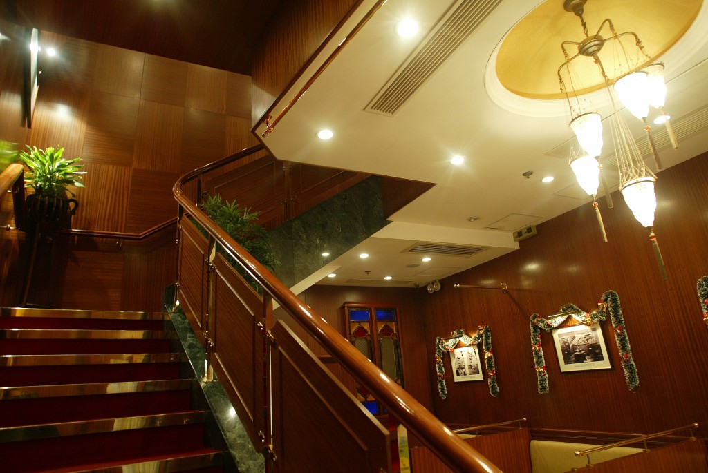 中环太平馆餐厅、室内装修、摆设。长长的木楼梯，配以金黄色的吊灯和旧照挂画，很有七十年代怀旧感觉。(资料图片)