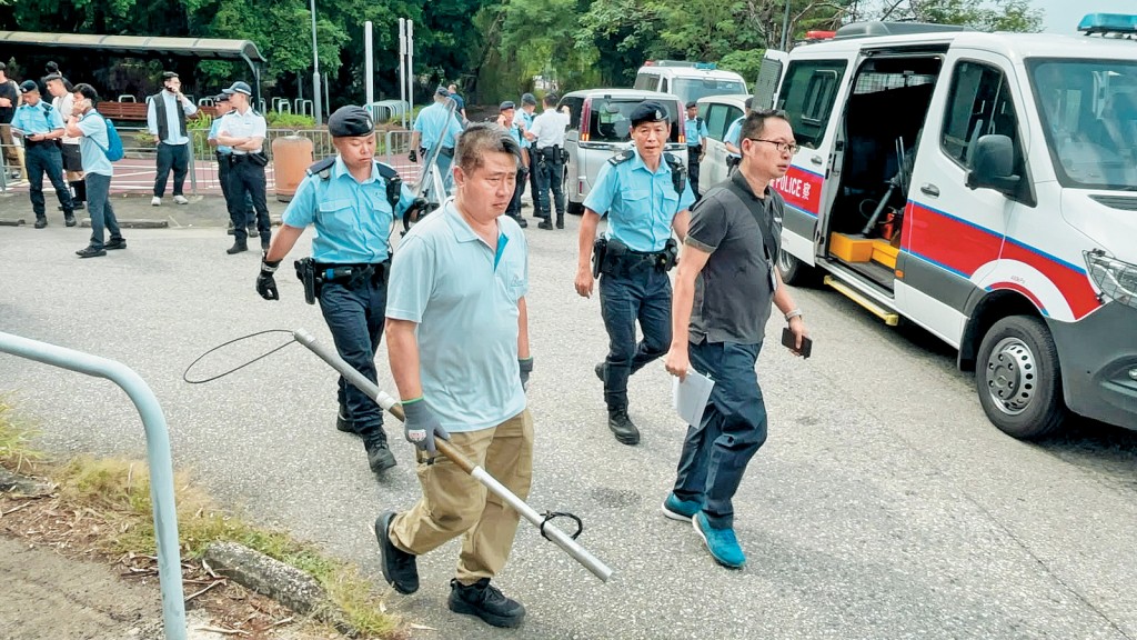 警方联同渔护署昨晨继续在元朗壆围南路附近一带展开捕捉无人看管及流浪狗只行动，没有捕获狗只。