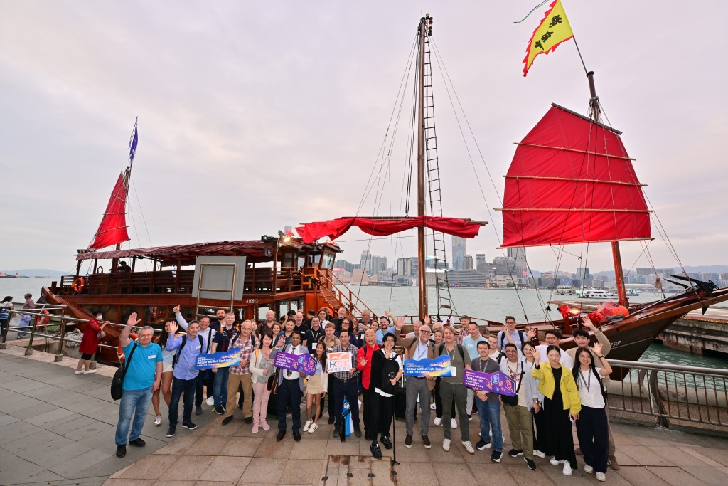 旅遊發展局於展會期間安排維港晚間航遊，提升會展旅客的商旅體驗。