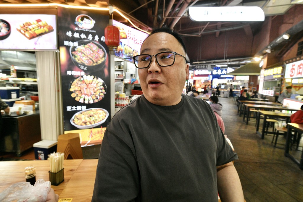 經常在深圳吃喝玩樂的蔡先生打算發掘新的出遊地點。 盧江球攝 經常在深圳吃喝玩樂的蔡先生打算發掘新的出遊地點。 盧江球攝