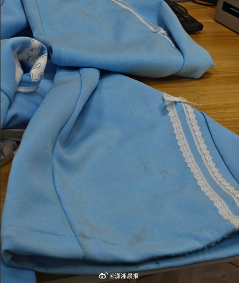 陕西有中学生使用演出服后集体退货，引起争议。潇湘晨报