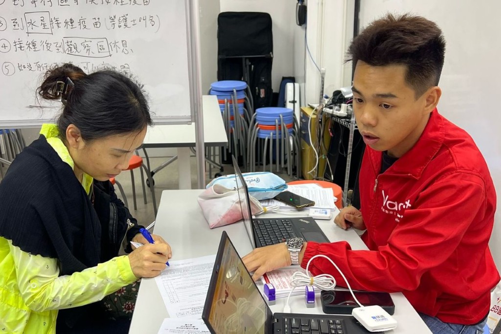 深水埗街坊填表參與免費注射流感疫苗計劃。(劍苗醫療提供) 深水埗街坊填表參與免費注射流感疫苗計劃。(劍苗醫療提供)