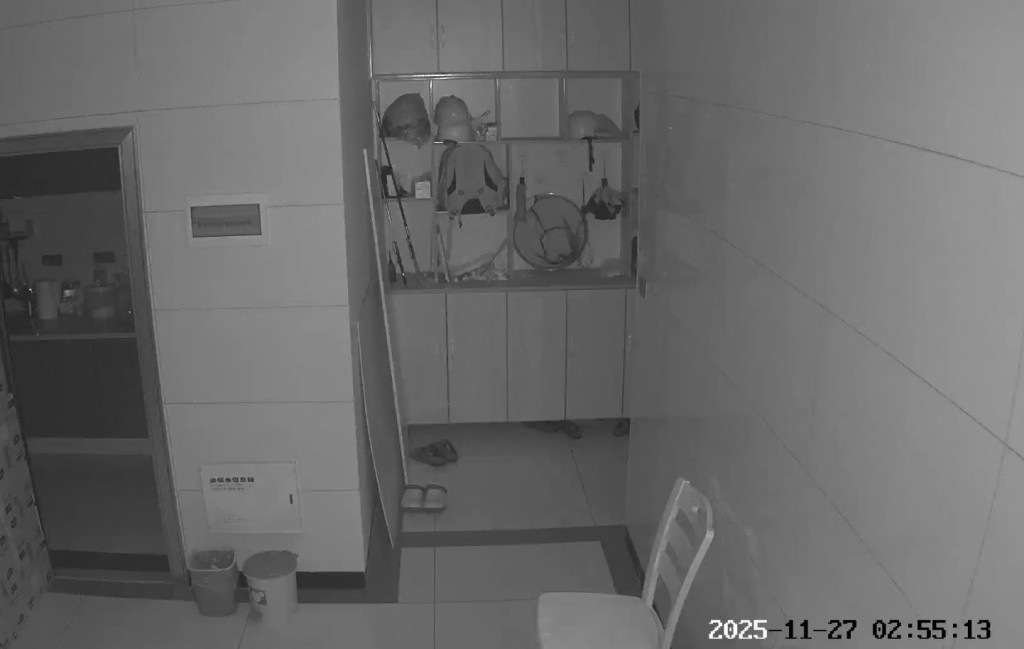 小偷入屋發現有監控後，再找太陽傘遮擋容貎把鏡頭偷走。抖音＠曉曉