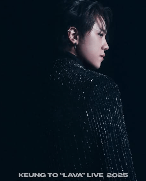 姜濤演唱會換成另一款暗黑底色的姜濤側面照。