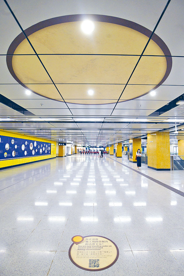 車站大堂部分頂蓋設透明底板供觀賞古井。