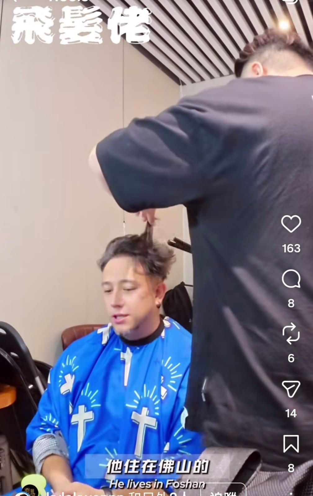 髮型師為他剪頭髮。 髮型師為他剪頭髮。