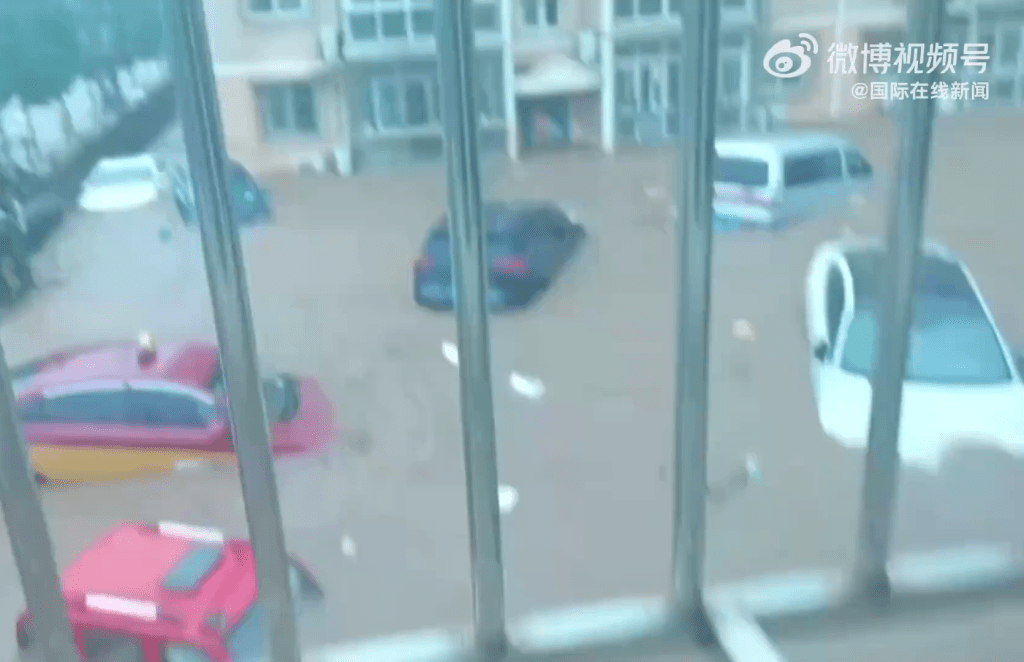 暴雨引發山洪,北京密雲太師屯鎮小區多輛車被沖走。 央視截圖 暴雨引發山洪,北京密雲太師屯鎮小區多輛車被沖走。 央視截圖