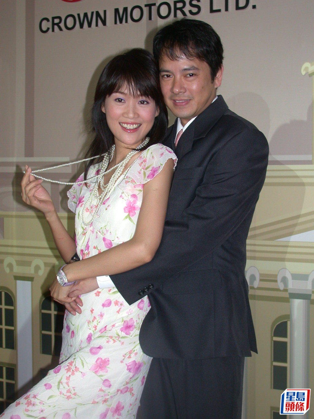 梁小冰于1992年拍《兄兄我我》时，与同剧的陈嘉辉互生好感。