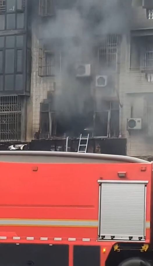 廣西梧州3日早上有居民樓起火造成5人死亡。抖音＠男兒哥