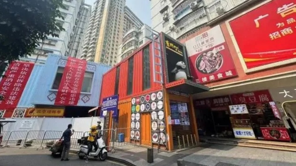 深圳東門町美食廣場是港人「搵食」熱門地，正遭當局強拆。