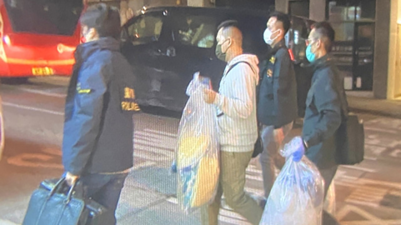 警方檢走部分證物。 資料圖片