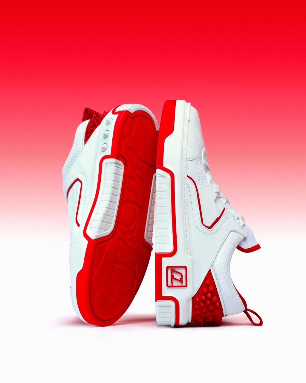 Astroloubi 经典红白运动鞋。（Christian Louboutin）
