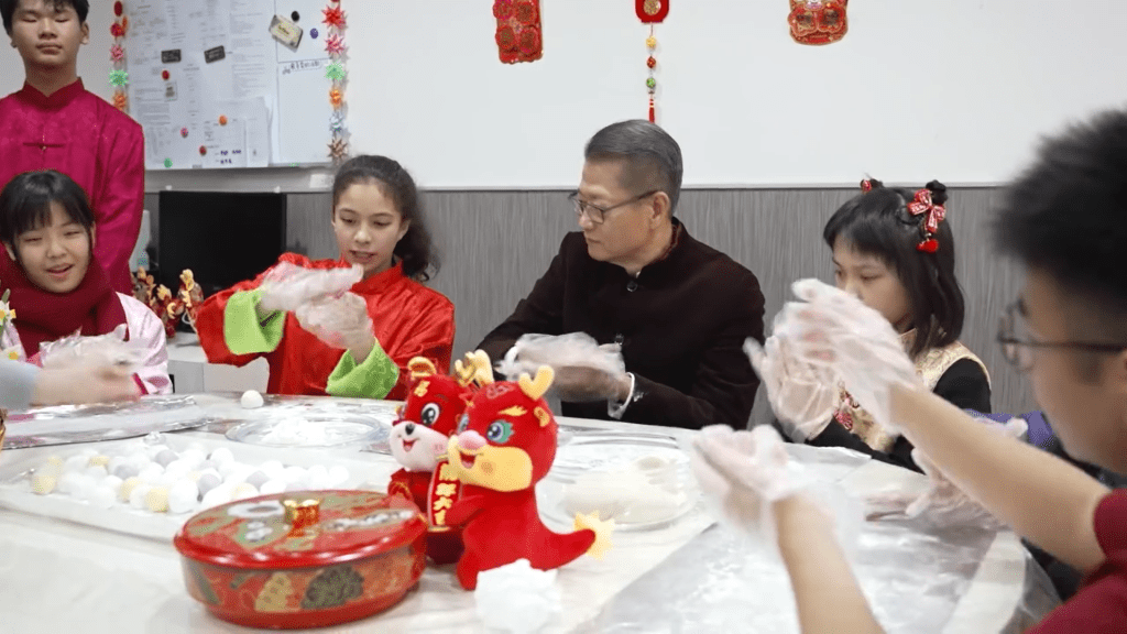 陳茂波與孩子一同包湯丸。陳茂波facebook圖片
