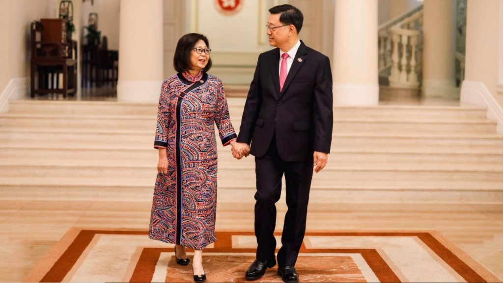 李家超感性地表示，一路前行的每段路程，都離不開太太長久不變的相伴與扶持。李家超fb
