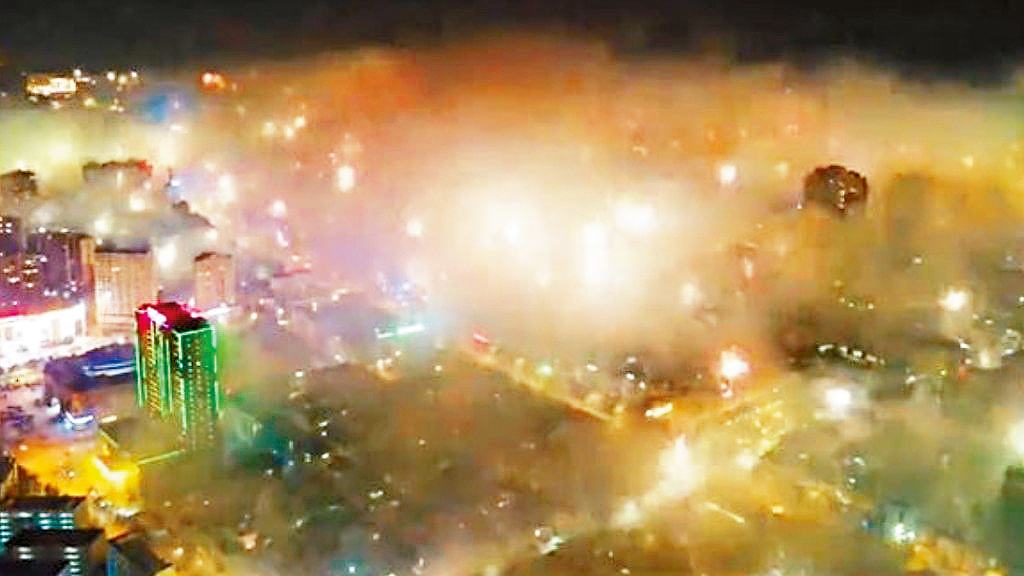 網上流傳的影片顯示，廣西於年初一有不少市民放煙花爆竹，導致煙霧瀰漫。