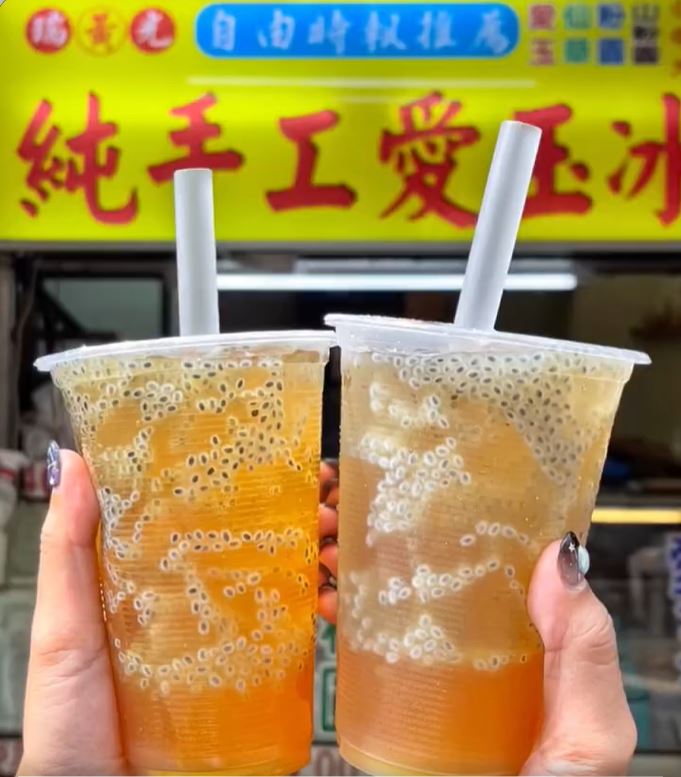有日本游客看了日剧《烂漫》后，到台湾学习制作爱玉冻。