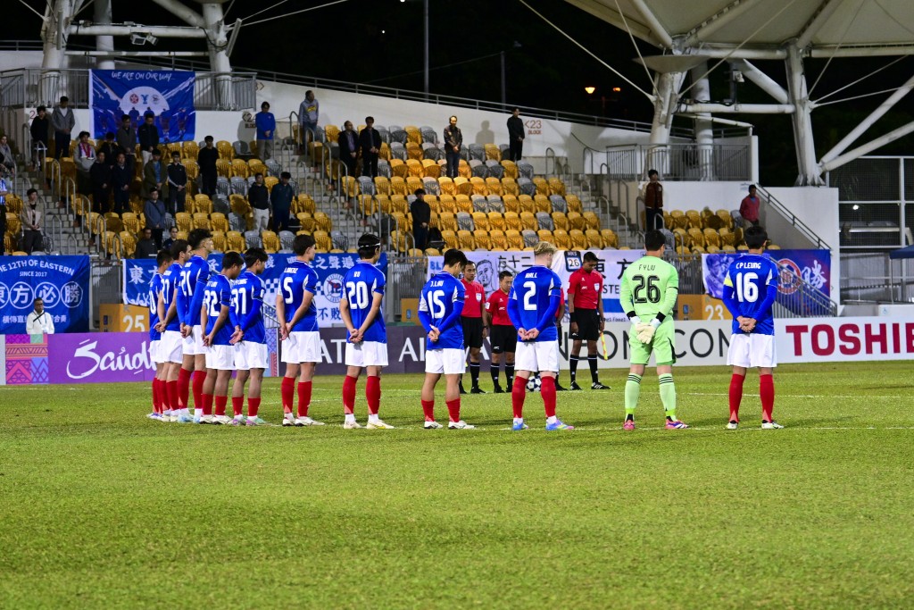 東方球員昨賽前進行一分鐘默哀儀式亦有佩戴黑紗作賽。 攝影：廖偉業