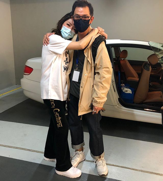 寶慧和Ben哥離開前仍依依不捨攬到實。