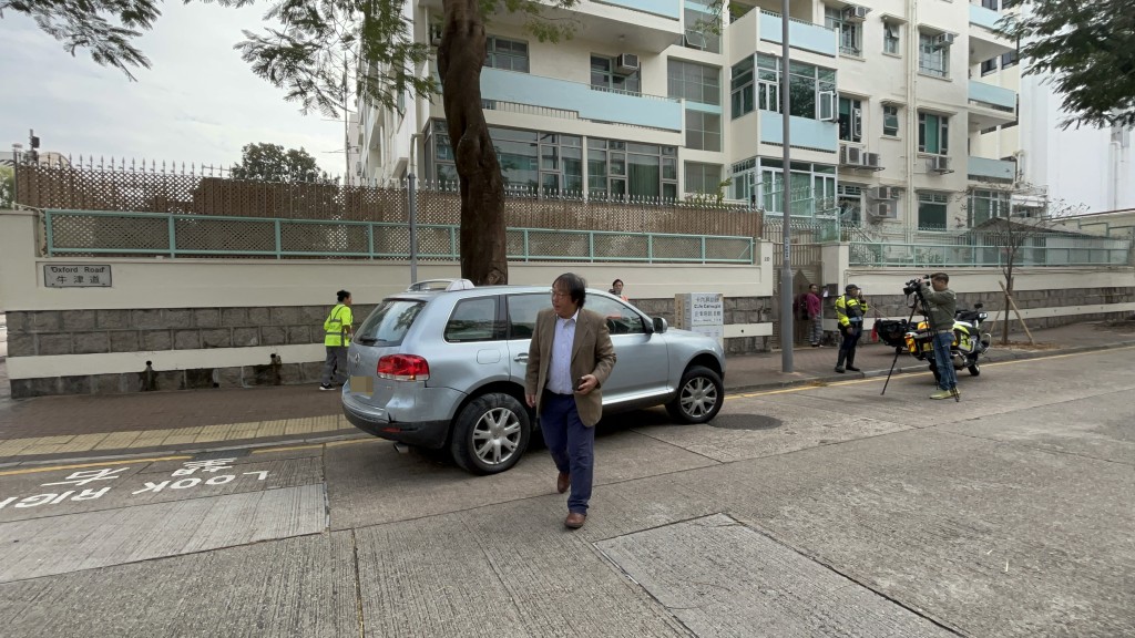 涉事的銀藍色私家車。林思明攝