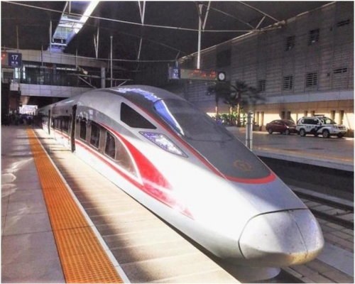 超长版「复兴号」动车组全长439.9米。