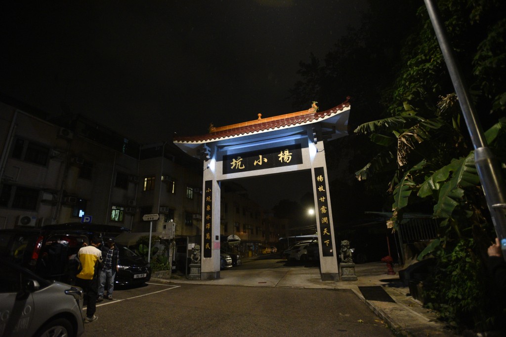 警方於楊小坑村拘捕6人，當中包括屯門「新義安」頭目「肥格」。