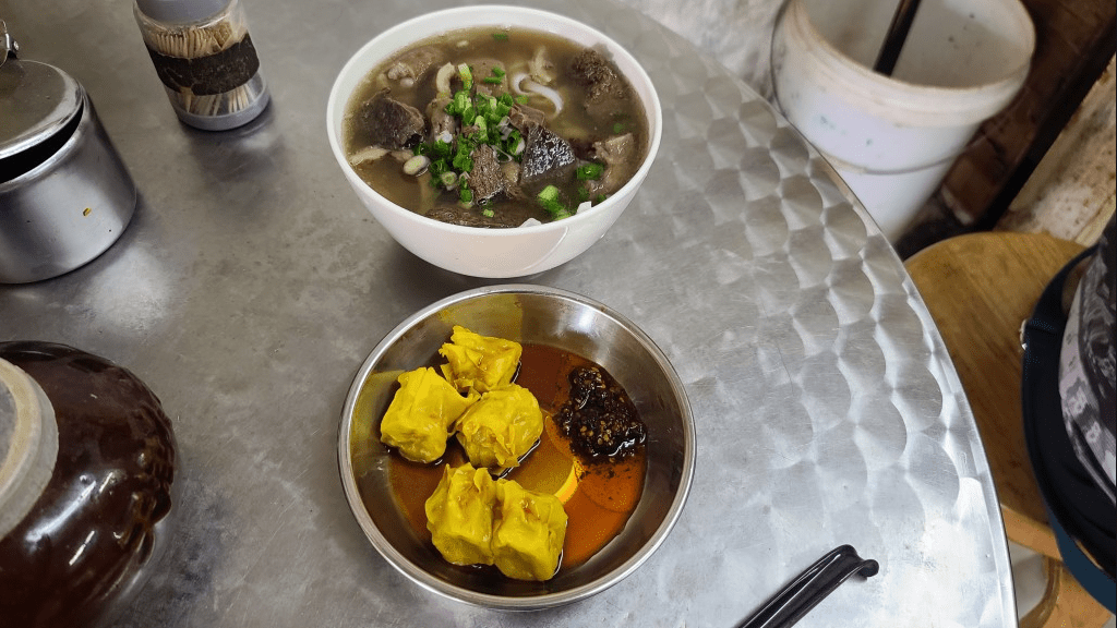 辣椒油神偷偷取的店舖主打牛杂、烧卖、鱼蛋等街头小吃,不少食客也喜欢配以辣油享用。 辣椒油神偷偷取的店舖主打牛杂、烧卖、鱼蛋等街头小吃,不少食客也喜欢配以辣油享用。
