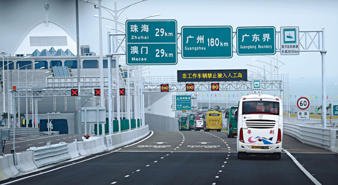 自粤港两地落实推行「港车北上」后，料有数十万名香港车主受惠。资料图片