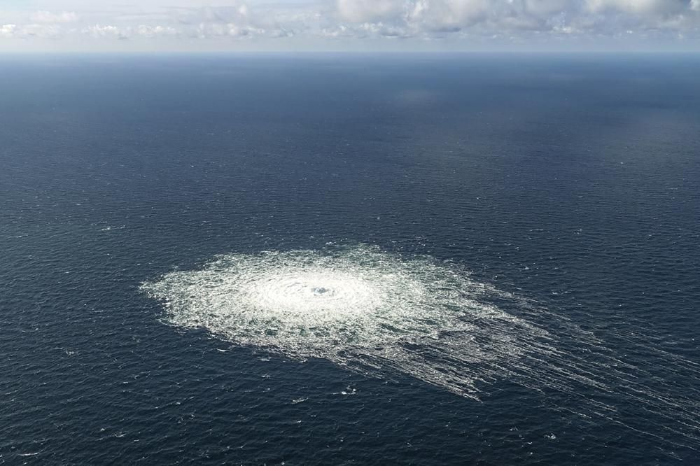 北溪天然氣輸送管疑遭人為破壞後，博恩霍爾姆島附近的海域出現氣泡。AP