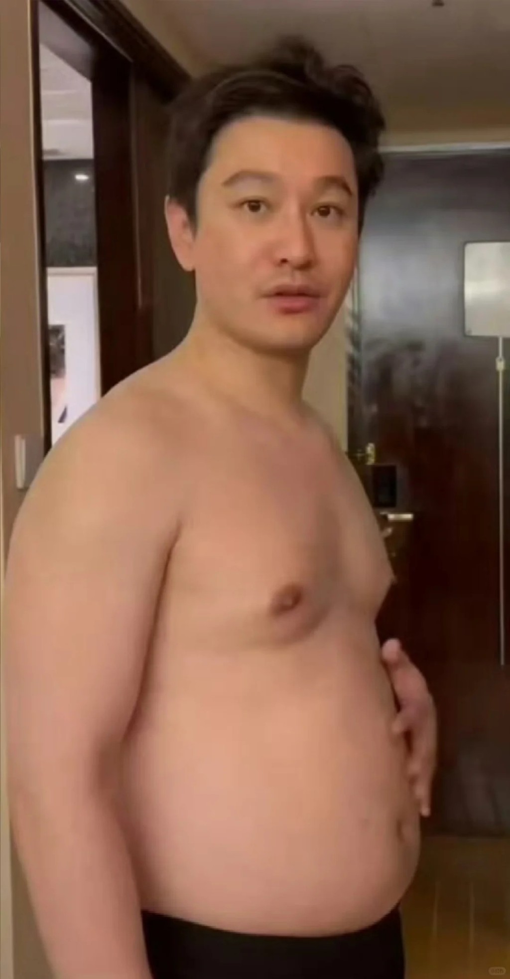 原來是先前黃曉明為了拍戲而特地增肥,但如今他已練回健壯身材。 原來是先前黃曉明為了拍戲而特地增肥,但如今他已練回健壯身材。