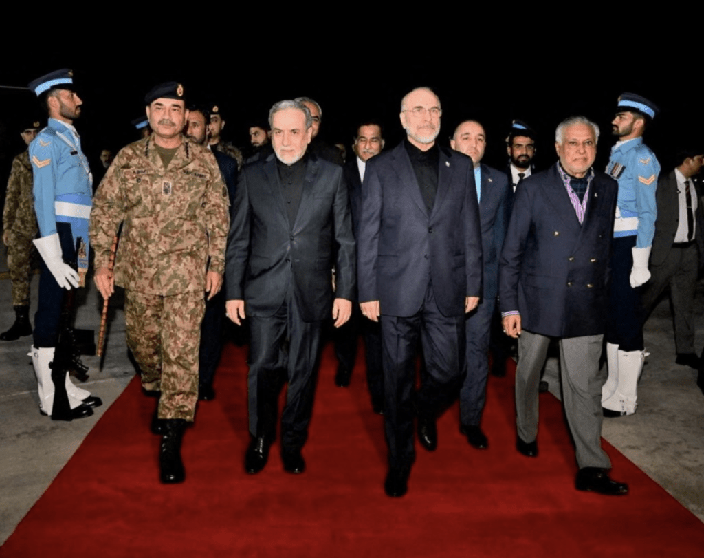 伊朗稱未決定是否參與第二輪談判。圖為伊朗議長卡利巴夫（右二）較早前率團前往伊斯蘭堡，與美方談判。路透社 