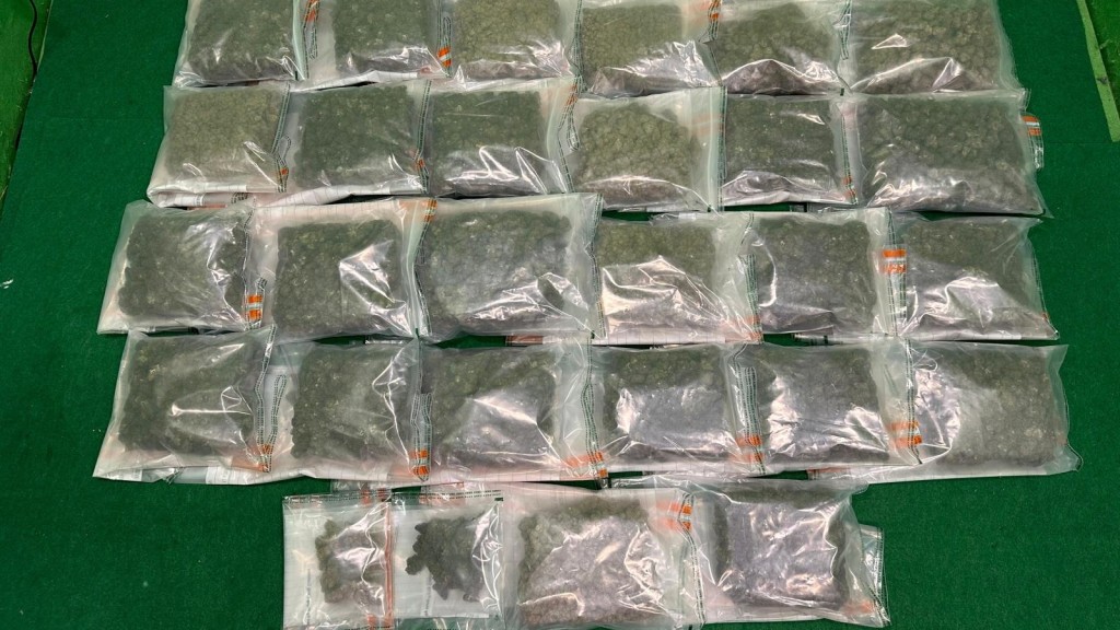 首宗案件海關檢獲約16公斤懷疑大麻花,估計市值約340萬元。海關圖片
