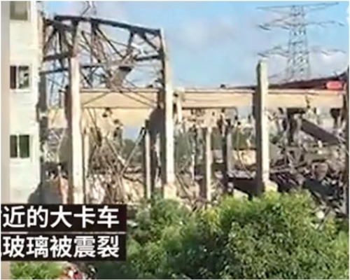 廠房倒塌後只剩框架。網圖