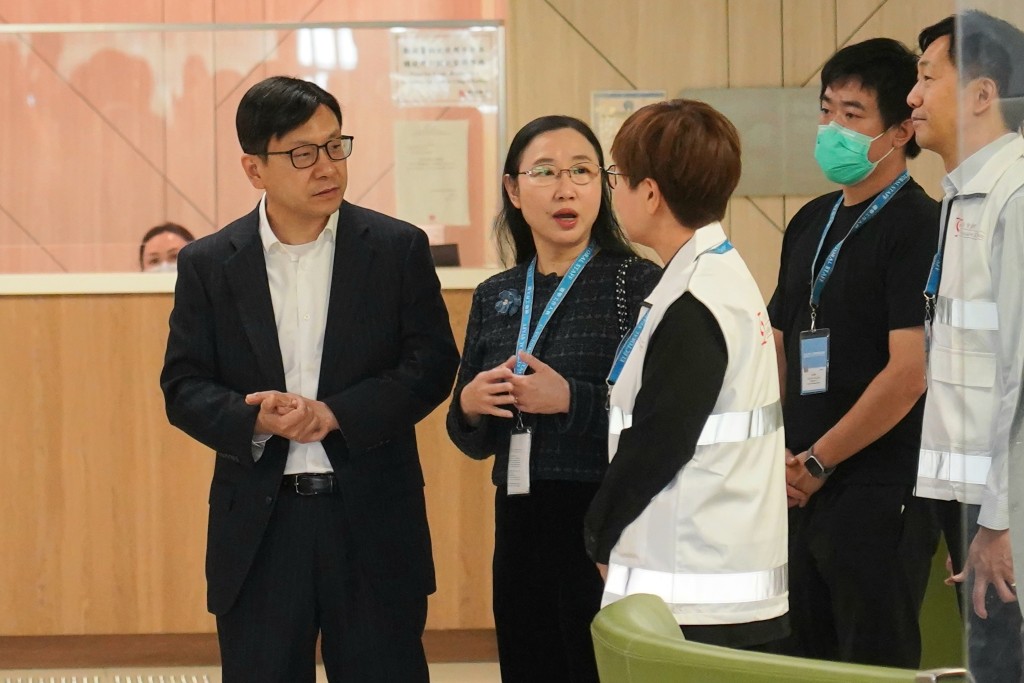 勞工及福利局長孫玉菡與常任秘書長劉焱,早上到古洞北福利服務綜合大樓院舍的外展投票站。 勞工及福利局長孫玉菡與常任秘書長劉焱,早上到古洞北福利服務綜合大樓院舍的外展投票站。