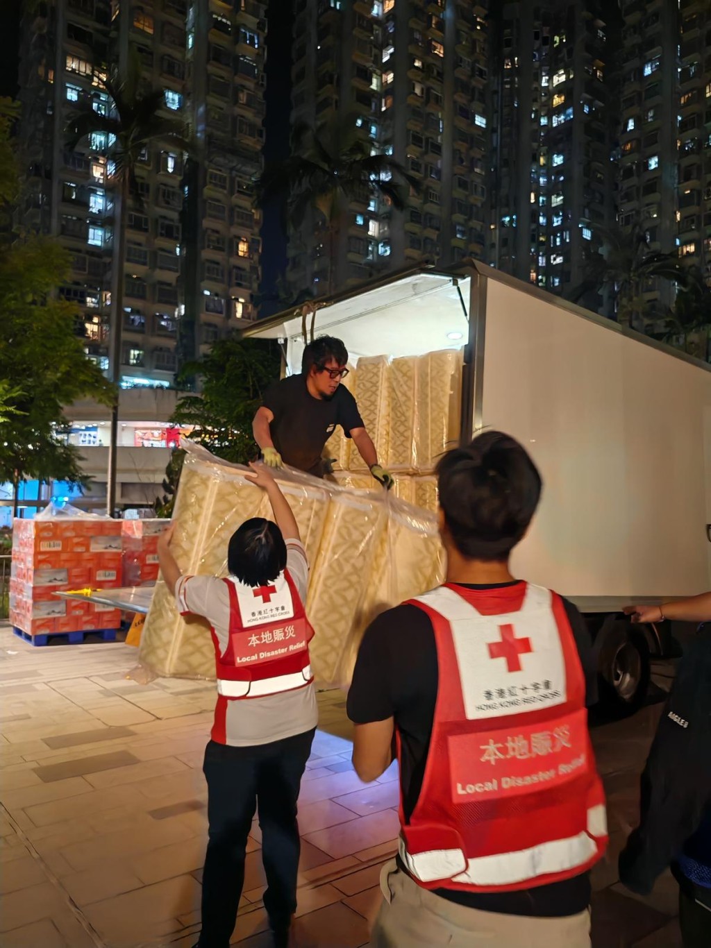 香港紅十字會表示,於火警發生3小時內,該會迅速展開本地賑災工作,包括駐場急救服務、緊急現金援助、日常必需品派發、心理支援服務,以及協助居民進行災後恢復等。香港紅十字會 香港紅十字會表示,於火警發生3小時內,該會迅速展開本地賑災工作,包括駐場急救服務、緊急現金援助、日常必需品派發、心理支援服務,以及協助居民進行災後恢復等。香港紅十字會