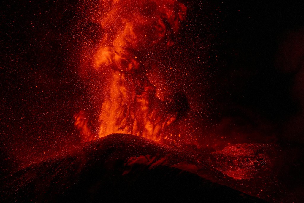 埃特纳火山已连续数日喷发火山灰和熔岩。路透社