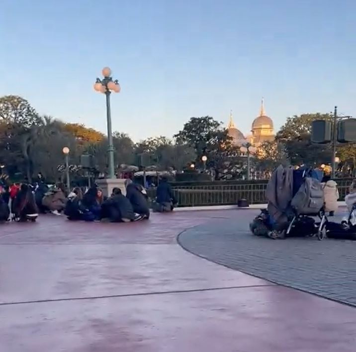 地震一刻，东京迪士尼游客纷纷蹲在地上。(平台X)