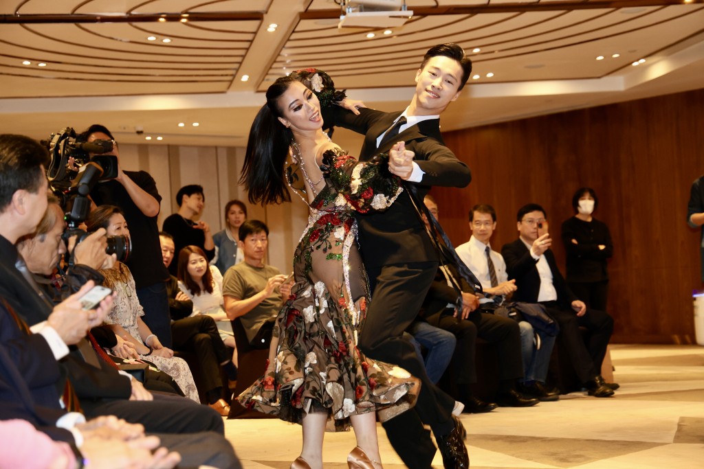 廖启森、廖云轩在记者会中表演标准舞