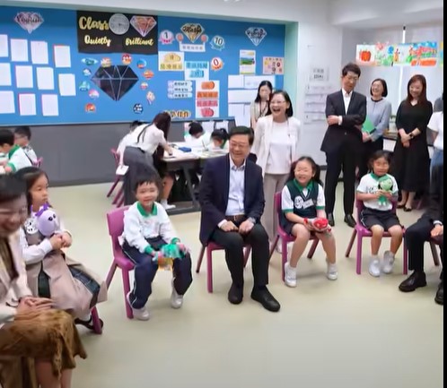 多名家長告訴他,本因需照顧孩子只能從事兼職,子女參與計劃後,他們終可放心外出進行全職工作。 多名家長告訴他,本因需照顧孩子只能從事兼職,子女參與計劃後,他們終可放心外出進行全職工作。