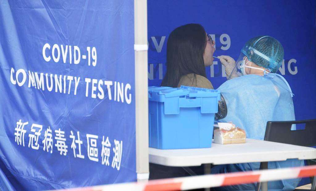 居民排队接受检测，人流不算多。