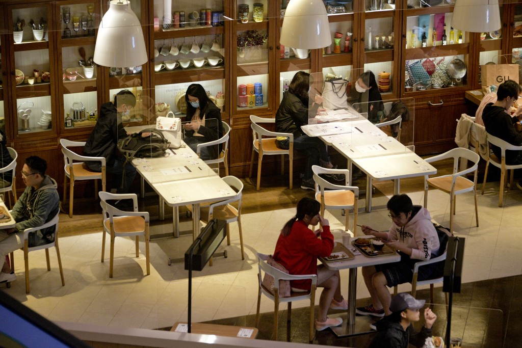 有養和確診事件或與有人除口罩進食十五分鐘三文治有關，袁國勇形容除口罩是最危險。資料圖片