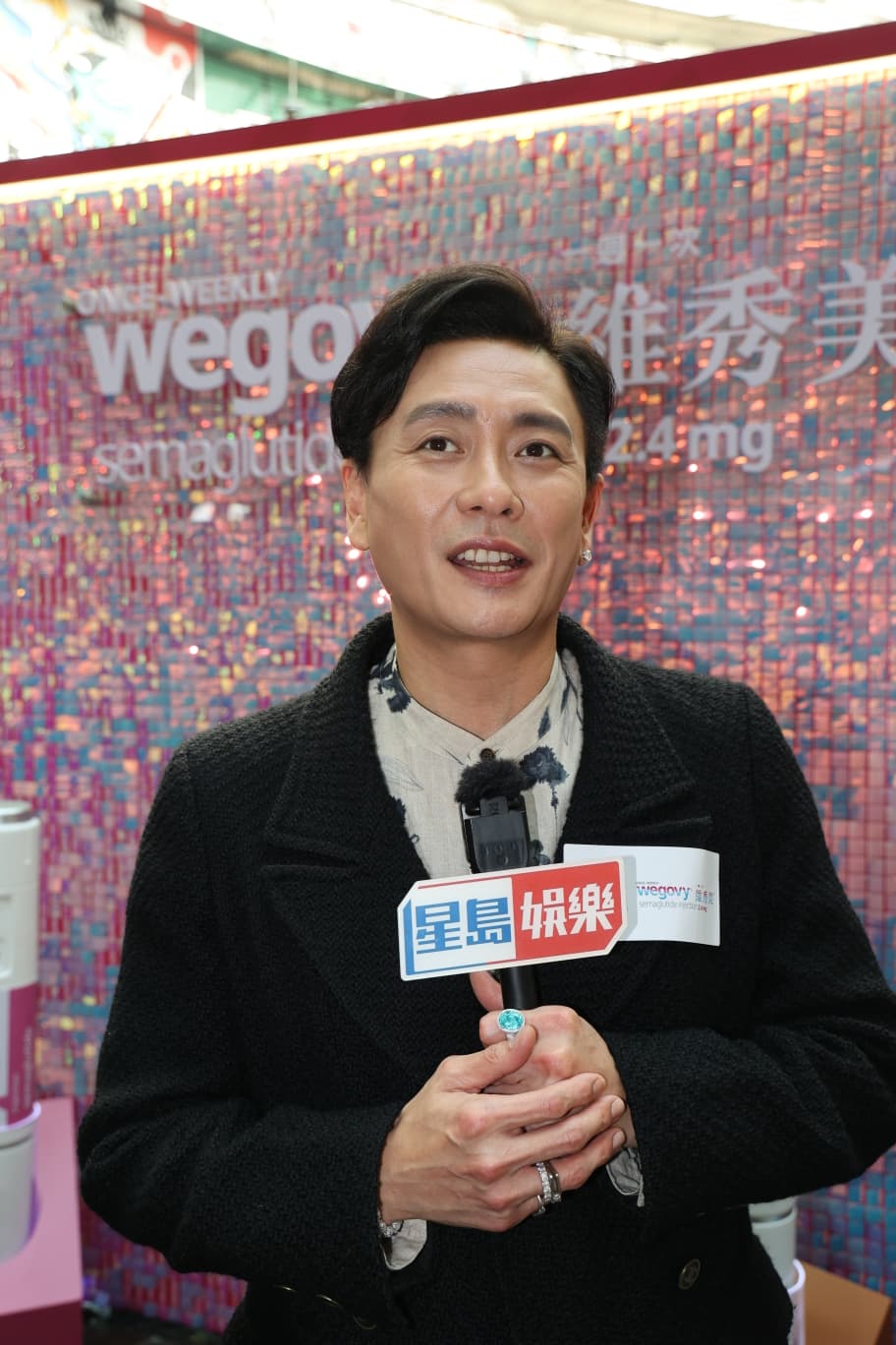 黃宗澤去大舅父屋企拜年睇舊相。