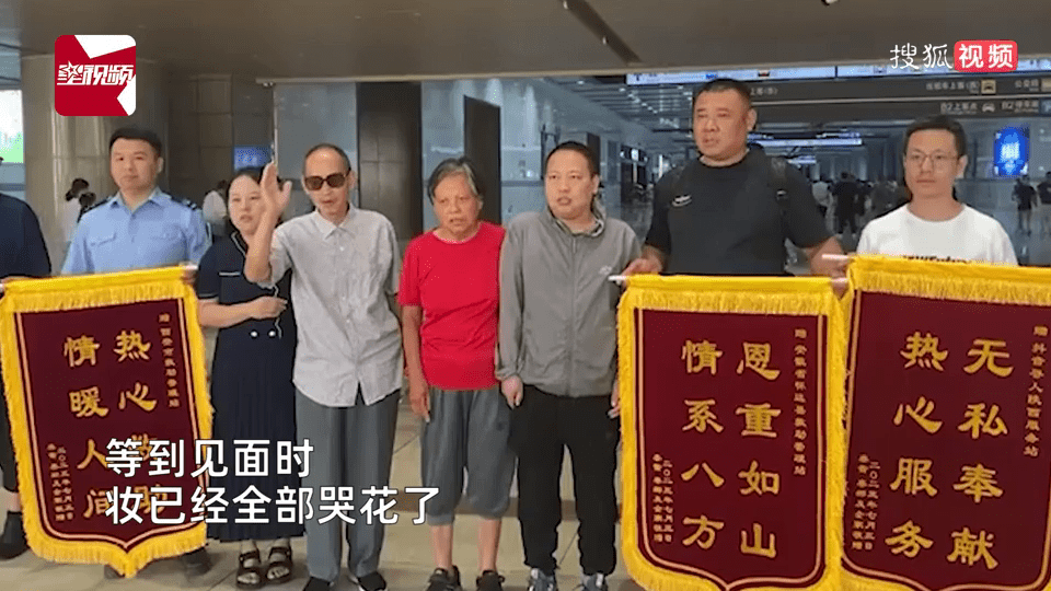 安徽省蚌埠市怀远县救助管理站人巽协助下，秦娜得以与失踪23年母亲团聚。