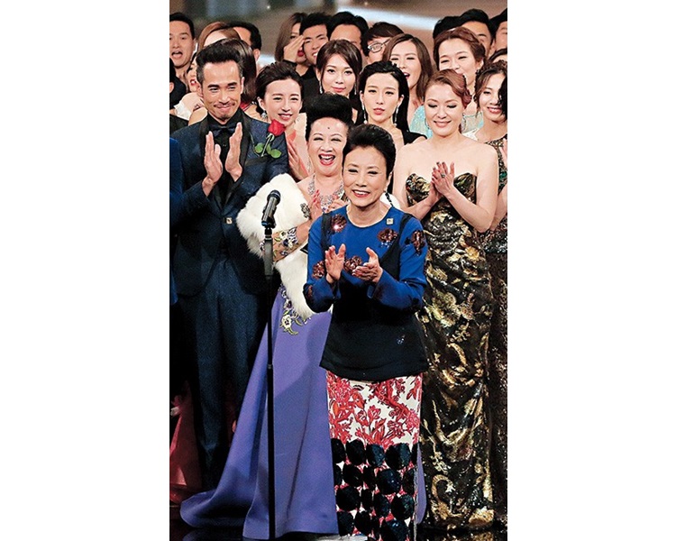 汪明荃代表全體同事攞「50周年光輝獎」時發表感受，一矢中的道出無綫存在已久的「山頭文化」。（《東周刊》圖片）