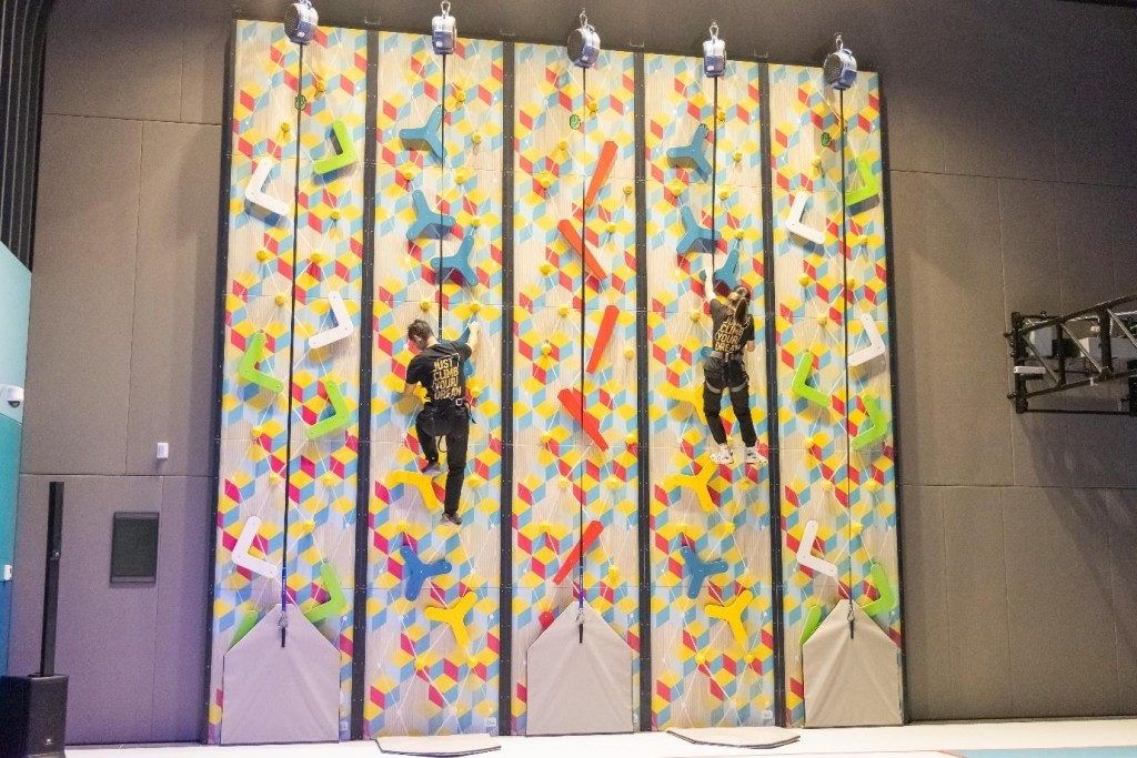 運動館內還設有6米高的攀石牆,提供5條爬道,並配置「TRUBLUE自動保護器」。 運動館內還設有6米高的攀石牆,提供5條爬道,並配置「TRUBLUE自動保護器」。