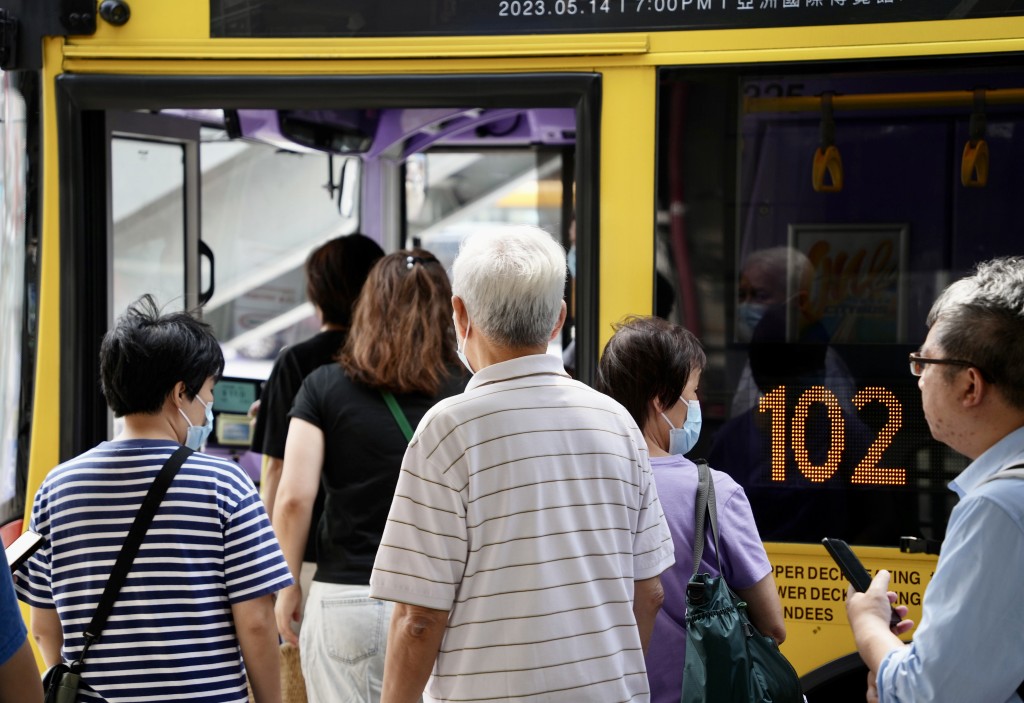 優惠推出後有部分長者「長車短搭」，令政府補貼額增加。資料圖片