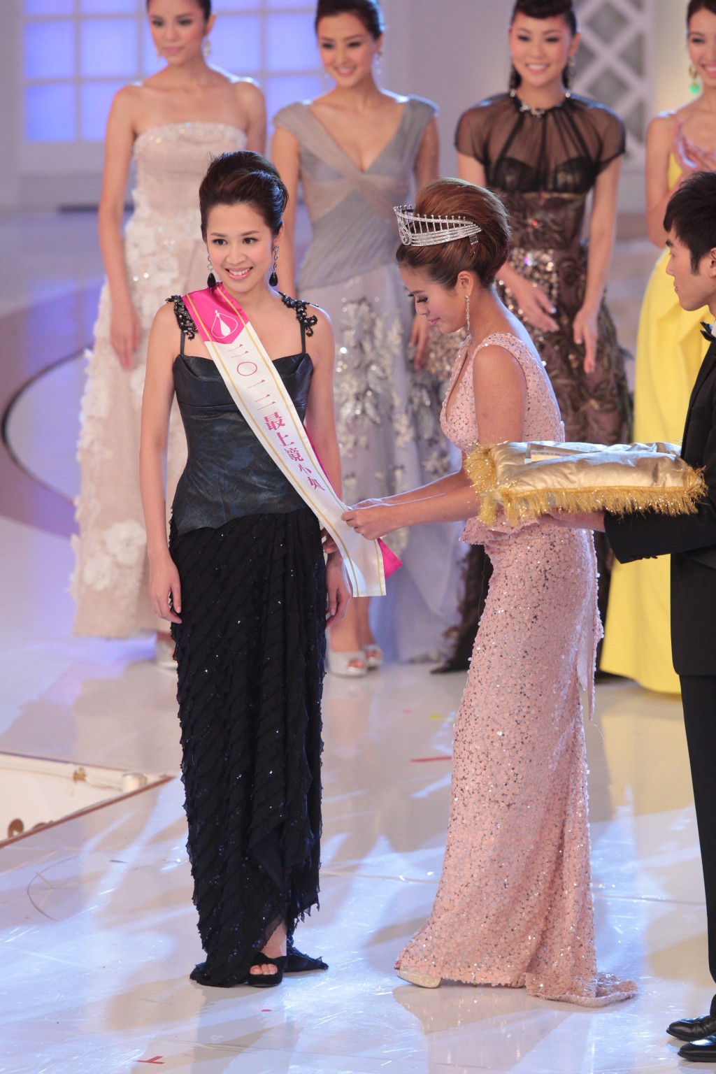岑杏賢奪得2012年港姐「最上鏡小姐」獎項。
