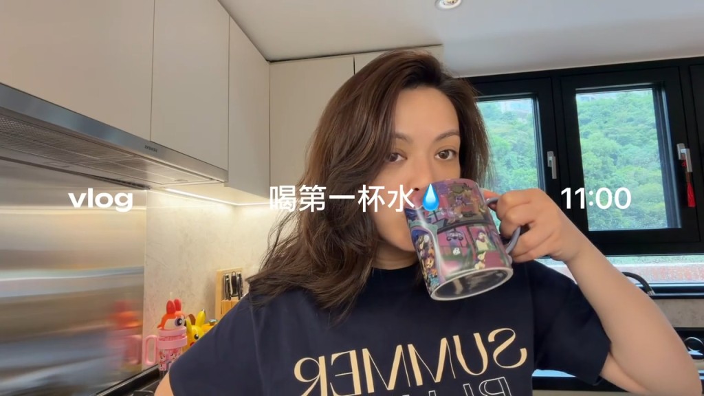 JW王灝兒在開放式大廚房飲水拍片,廚房設備簇新齊全,窗外更可眺望綠意山景。 JW王灝兒在開放式大廚房飲水拍片,廚房設備簇新齊全,窗外更可眺望綠意山景。