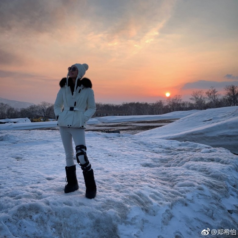 鄭希怡孖老公遊日滑雪整親腳。ig圖片