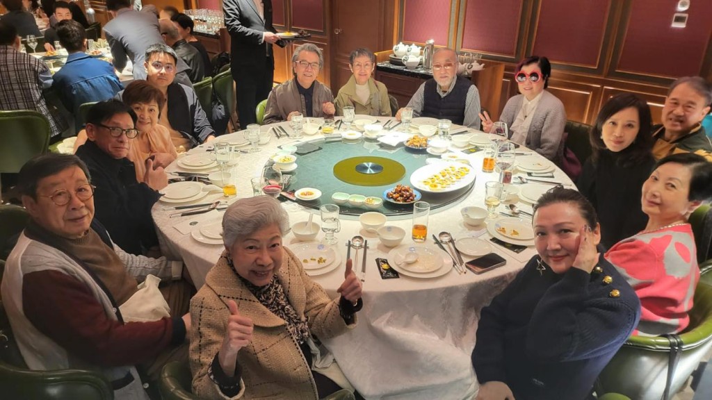 资深传媒人汪曼玲在社交网贴出食团年饭的照片，甄珍与儿子刘子千罕有露面，同席还有顾纪筠及甄楚倩。