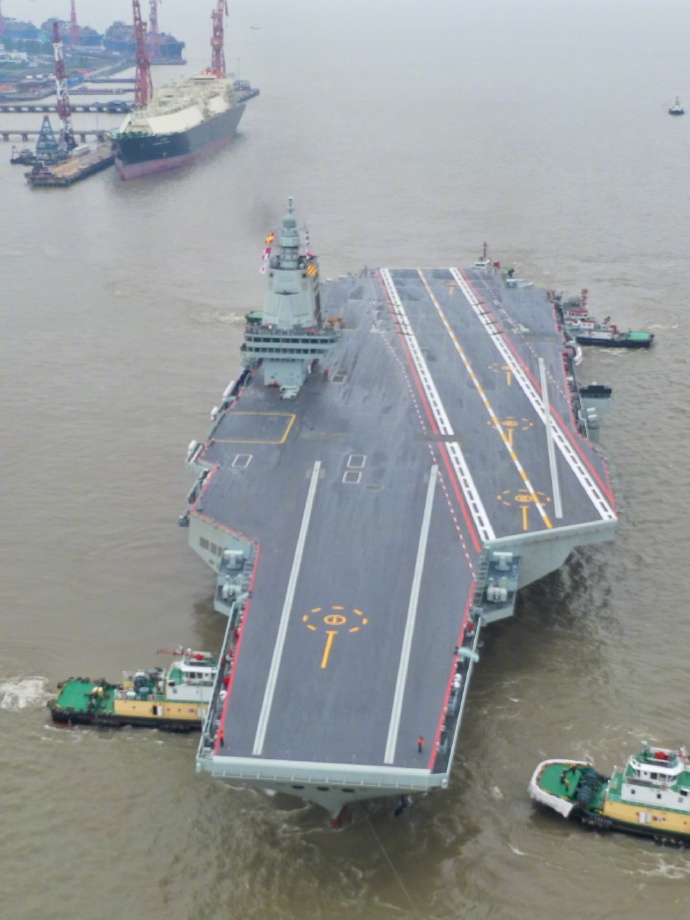 福建艦離開碼頭首次海試。
